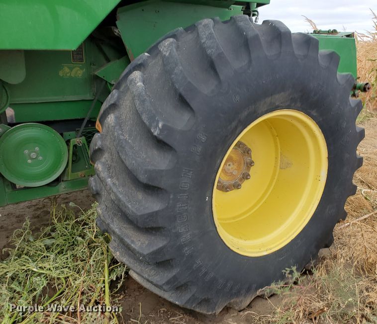 image for item DF5724 1990 John Deere 9600 RWA combine