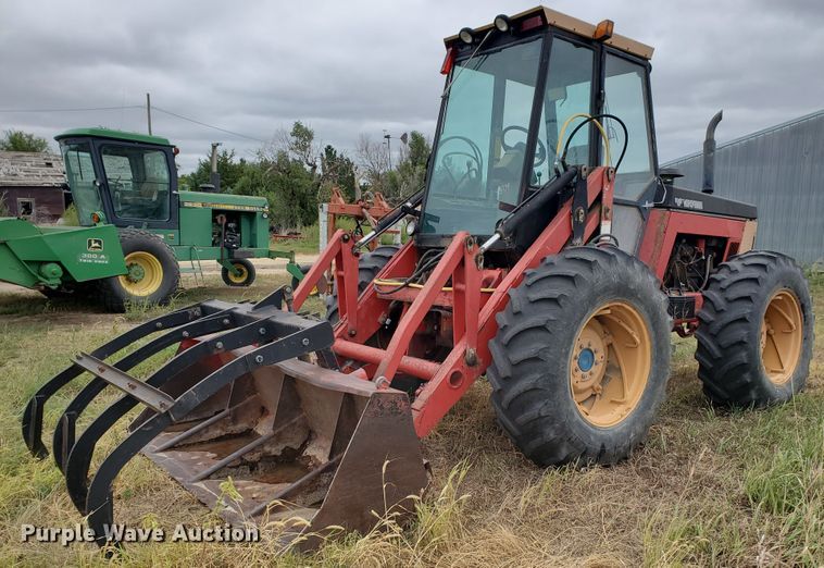 image for item DF5726 1985 Versatile 276  4WD bi-directional tractor
