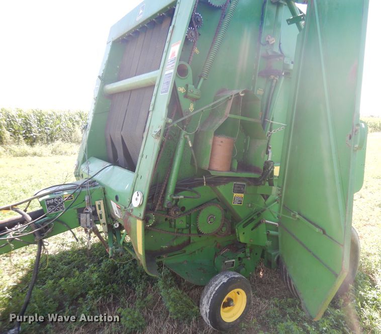 image for item DF6666 2002 John Deere 566  round baler