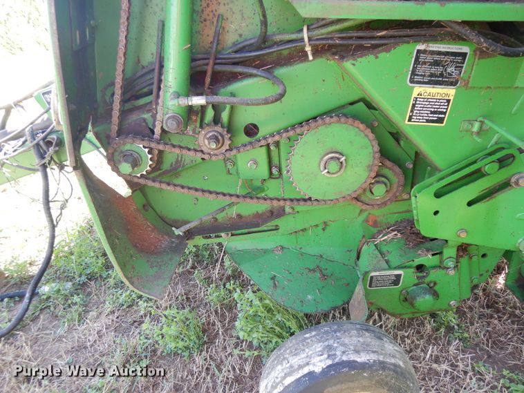 image for item DF6666 2002 John Deere 566  round baler