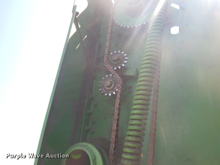 image for item DF6666 2002 John Deere 566  round baler