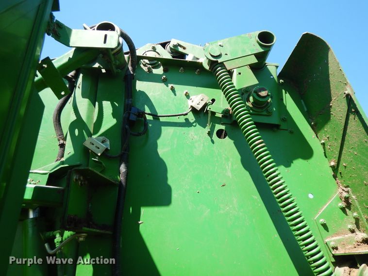 image for item DF6666 2002 John Deere 566  round baler