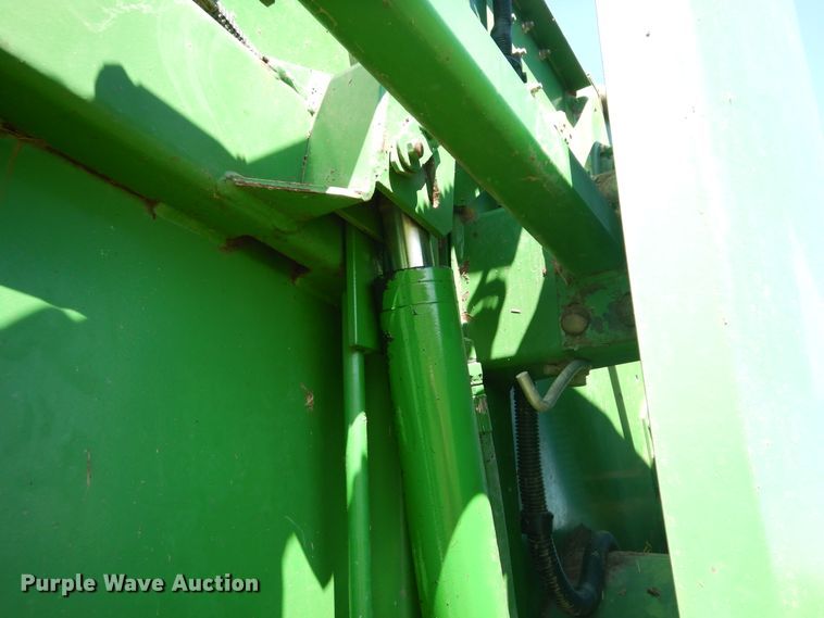 image for item DF6666 2002 John Deere 566  round baler