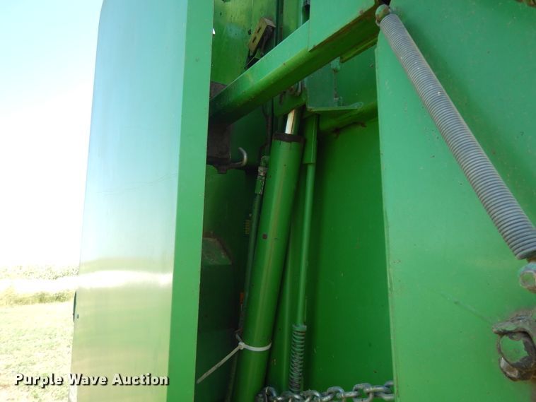 image for item DF6666 2002 John Deere 566  round baler