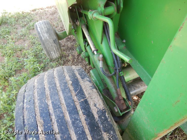 image for item DF6666 2002 John Deere 566  round baler