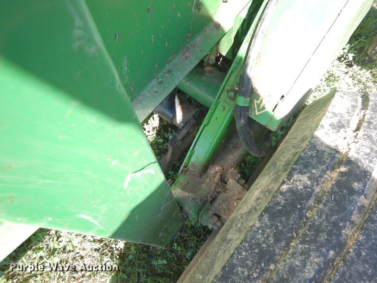 image for item DF6666 2002 John Deere 566  round baler