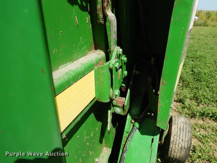 image for item DF6666 2002 John Deere 566  round baler