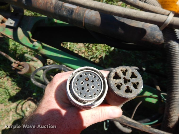 image for item DF6666 2002 John Deere 566  round baler