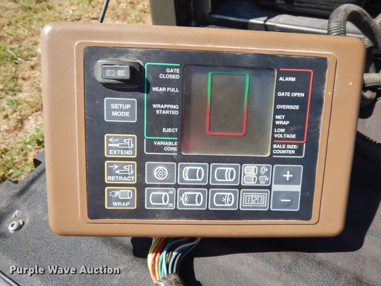 image for item DF6666 2002 John Deere 566  round baler