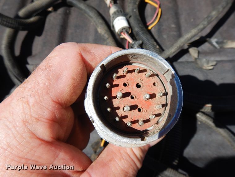 image for item DF6666 2002 John Deere 566  round baler