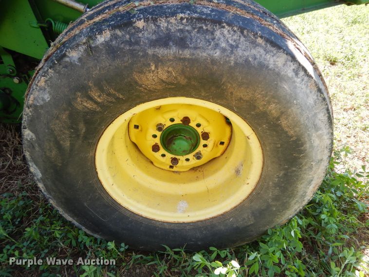 image for item DF6666 2002 John Deere 566  round baler