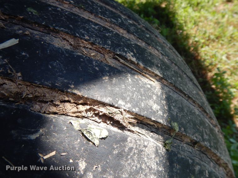 image for item DF6666 2002 John Deere 566  round baler