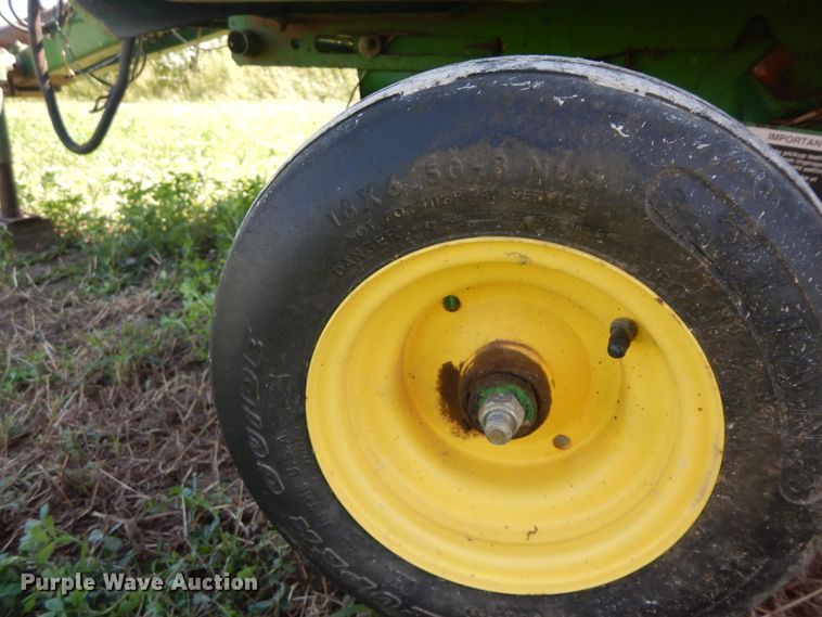 image for item DF6666 2002 John Deere 566  round baler