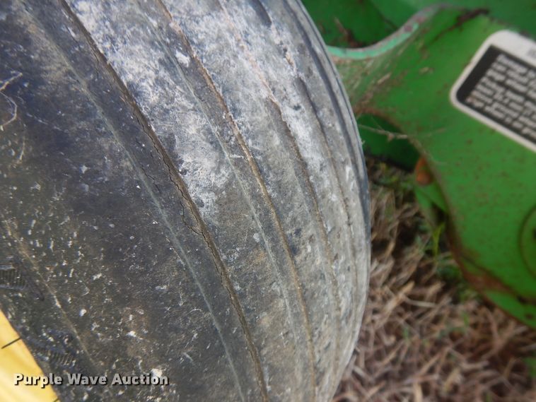 image for item DF6666 2002 John Deere 566  round baler