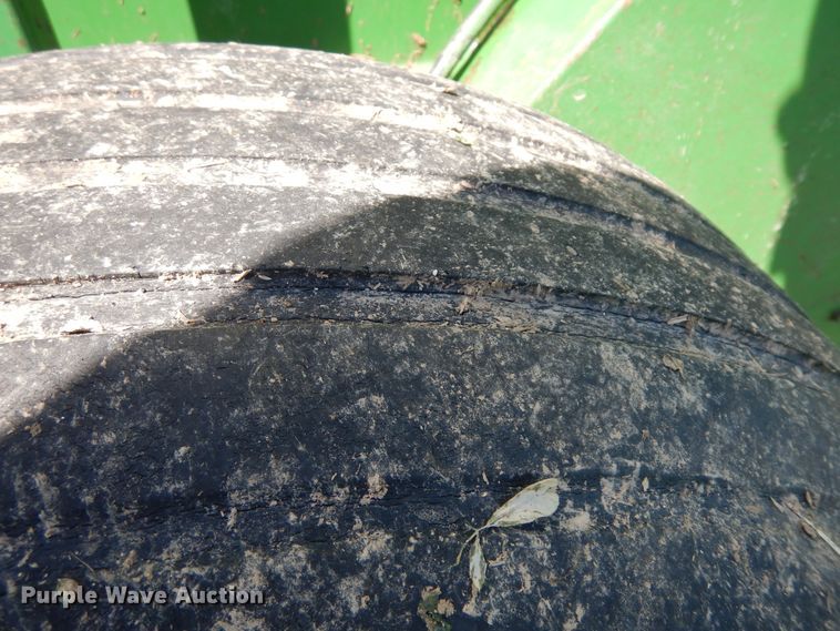 image for item DF6666 2002 John Deere 566  round baler