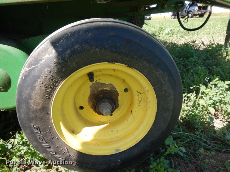 image for item DF6666 2002 John Deere 566  round baler