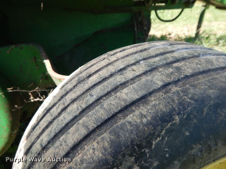 image for item DF6666 2002 John Deere 566  round baler