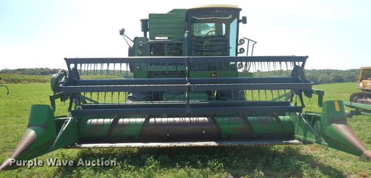 image for item DF6670 1980 John Deere 6620 combine