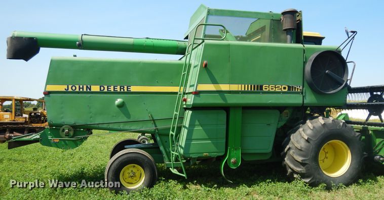 image for item DF6670 1980 John Deere 6620 combine