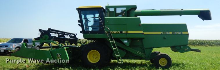 image for item DF6670 1980 John Deere 6620 combine