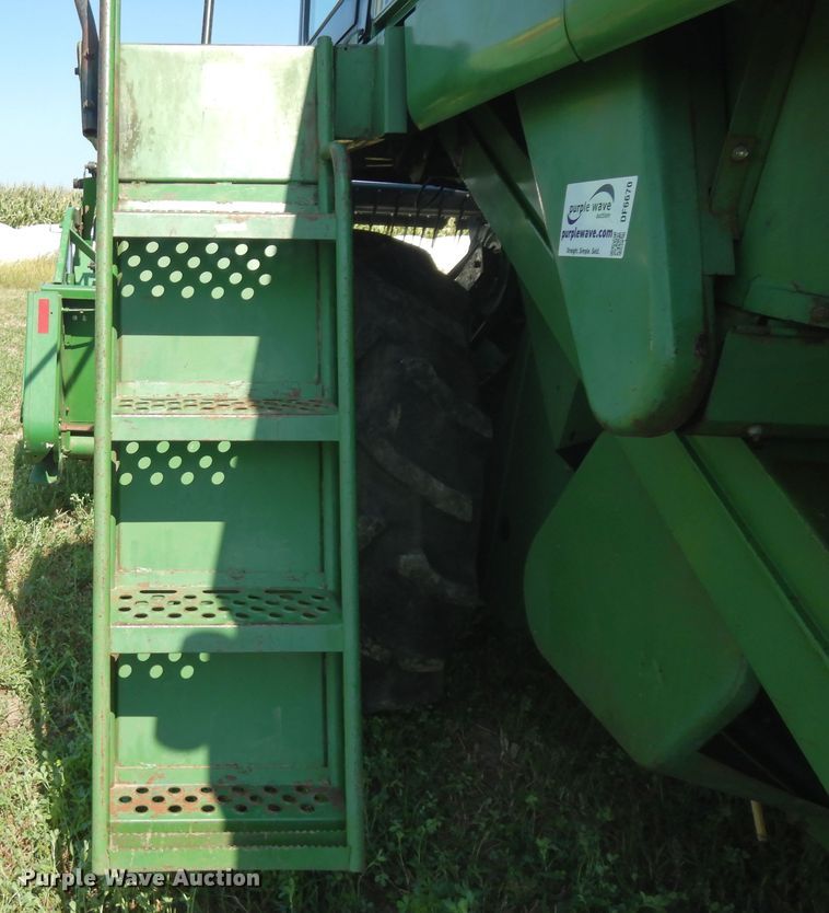 image for item DF6670 1980 John Deere 6620 combine