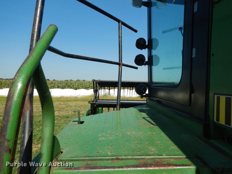 image for item DF6670 1980 John Deere 6620 combine