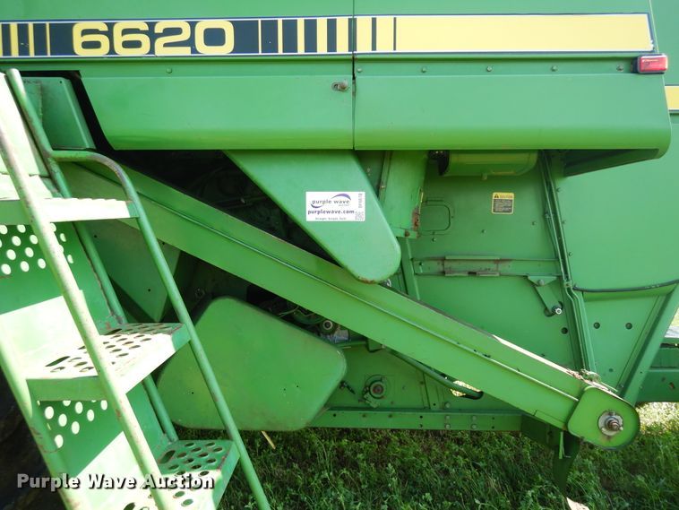 image for item DF6670 1980 John Deere 6620 combine