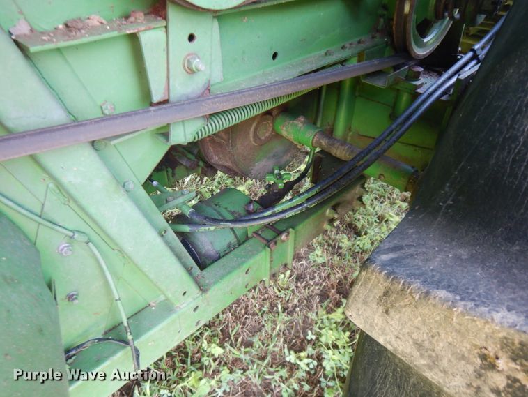 image for item DF6670 1980 John Deere 6620 combine