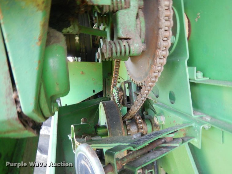 image for item DF6670 1980 John Deere 6620 combine