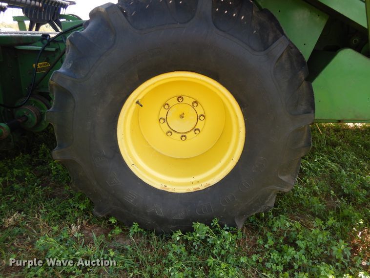 image for item DF6670 1980 John Deere 6620 combine