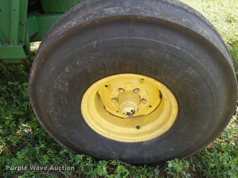 image for item DF6670 1980 John Deere 6620 combine