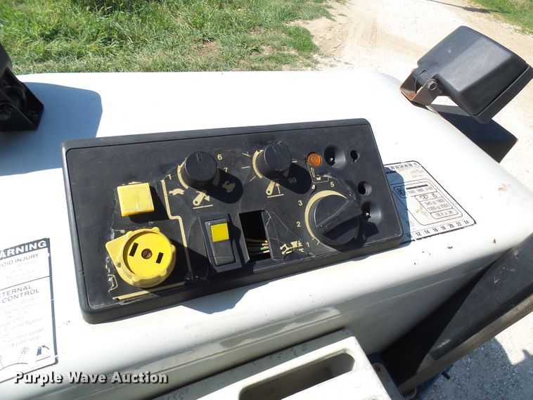 image for item DG2099 1993 New Holland 8340  tractor