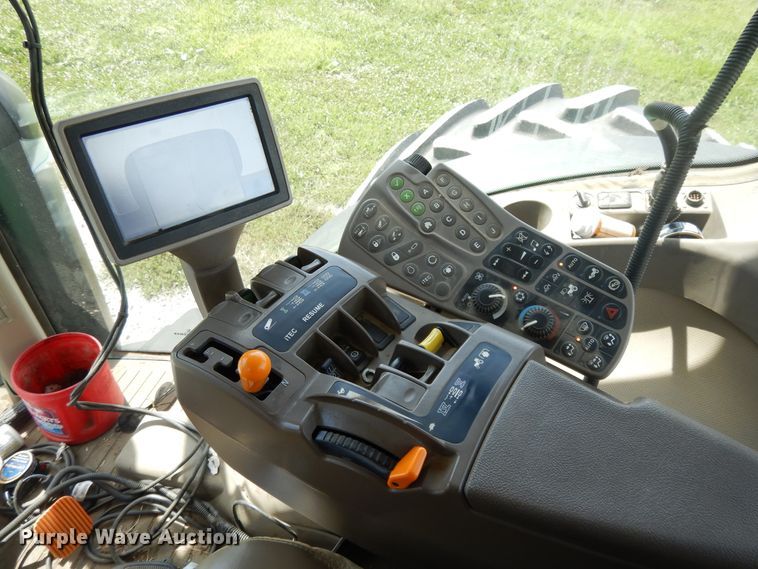 image for item DI7594 2013 John Deere 8285R  MFWD tractor