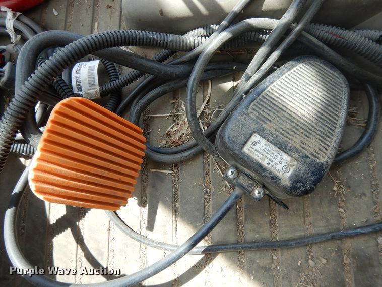 image for item DI7594 2013 John Deere 8285R  MFWD tractor