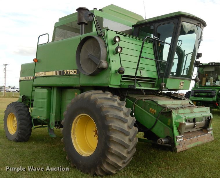 image for item DI7676 1988 John Deere 7720 Titan II RWA combine