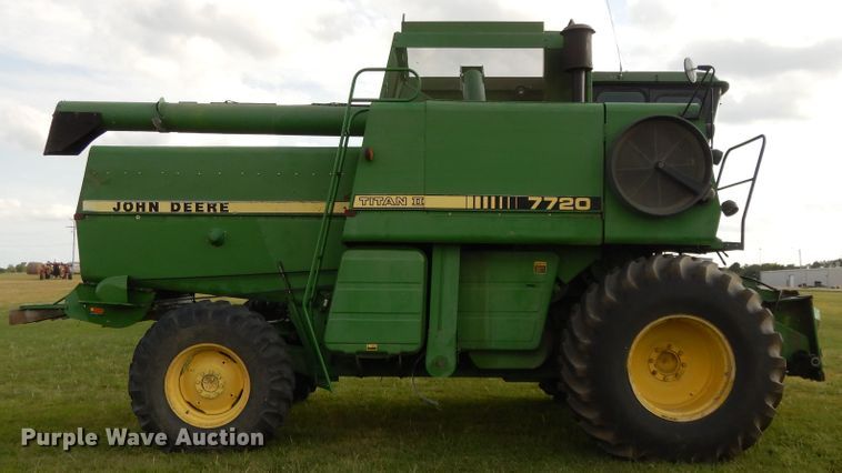 image for item DI7676 1988 John Deere 7720 Titan II RWA combine