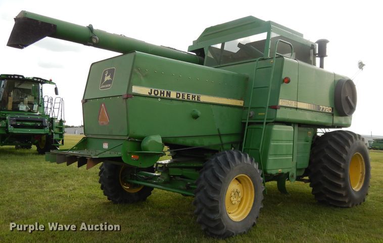 image for item DI7676 1988 John Deere 7720 Titan II RWA combine