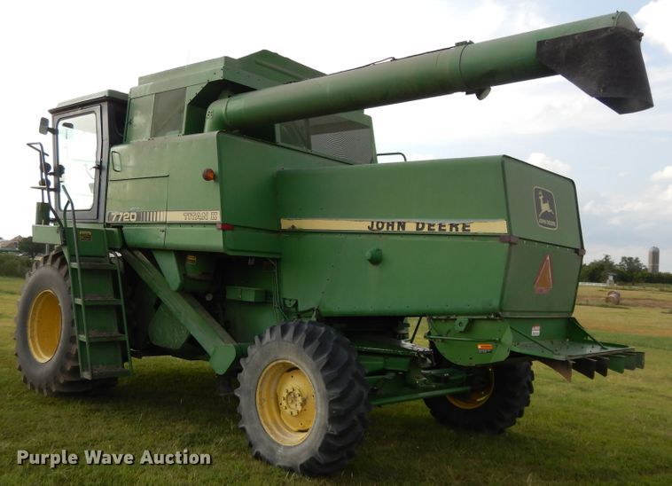 image for item DI7676 1988 John Deere 7720 Titan II RWA combine