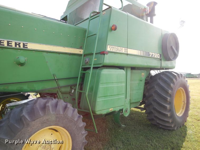 image for item DI7676 1988 John Deere 7720 Titan II RWA combine