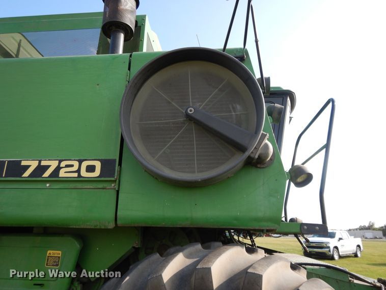 image for item DI7676 1988 John Deere 7720 Titan II RWA combine