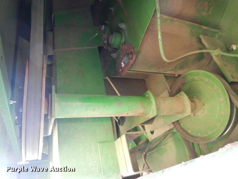 image for item DI7676 1988 John Deere 7720 Titan II RWA combine