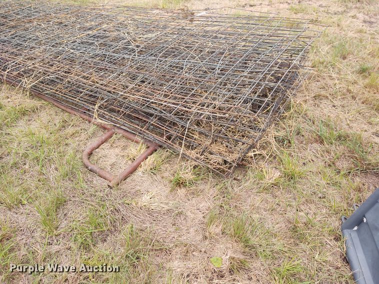 image for item EQ9432 Approximately 20 cattle panels