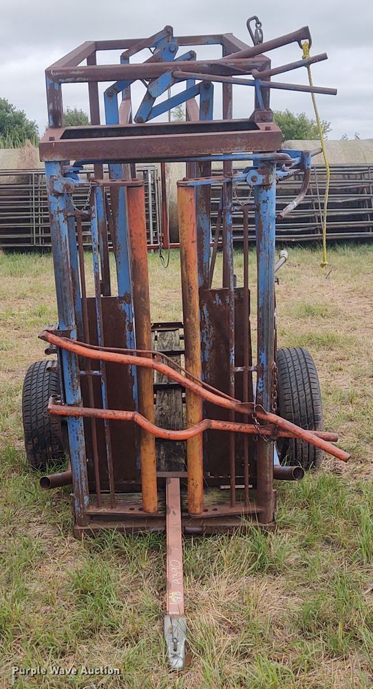 image for item EQ9435 Livestock squeeze chute