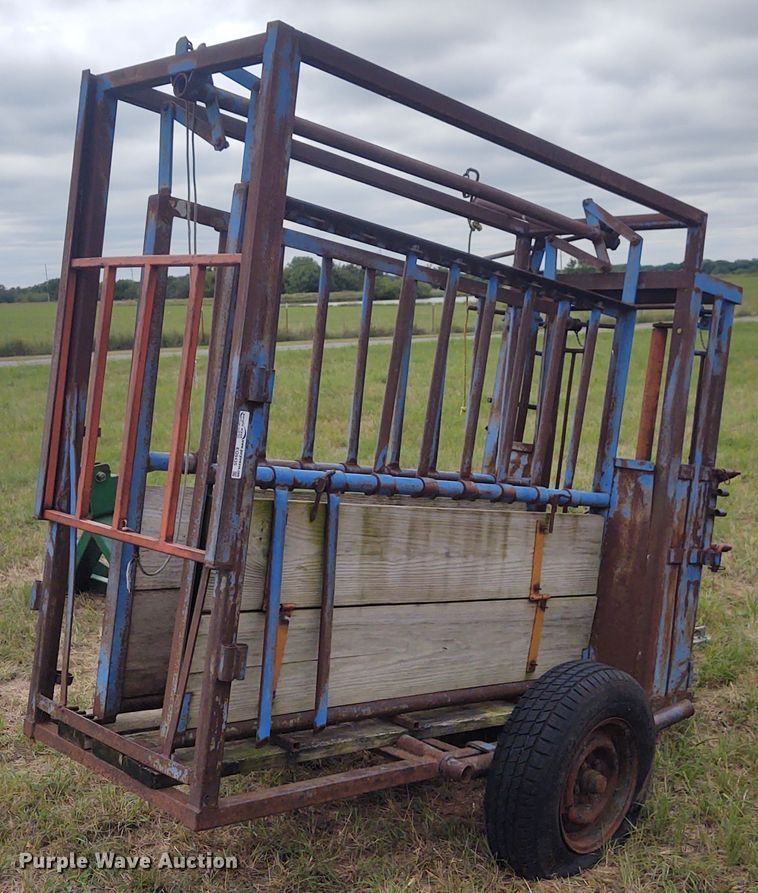 image for item EQ9435 Livestock squeeze chute