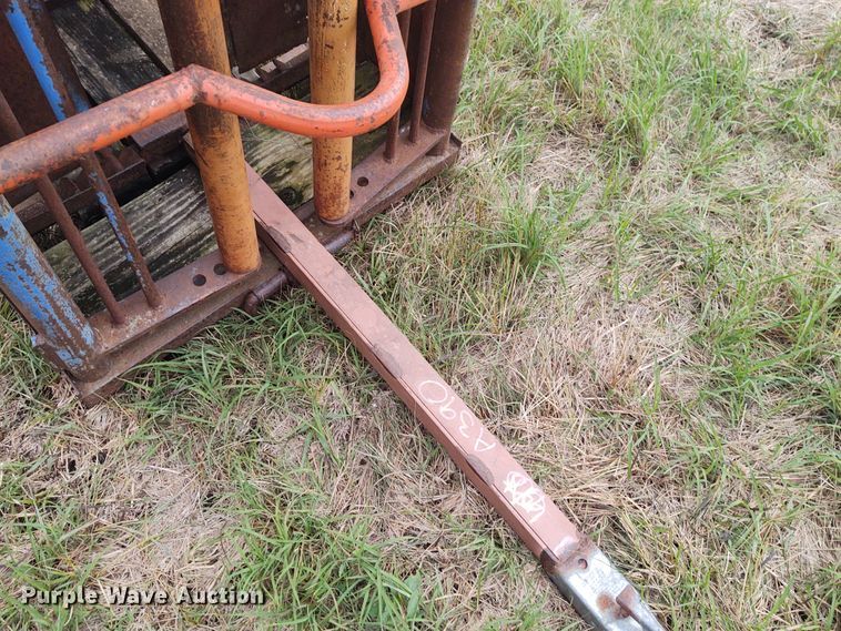 image for item EQ9435 Livestock squeeze chute