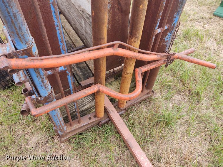 image for item EQ9435 Livestock squeeze chute
