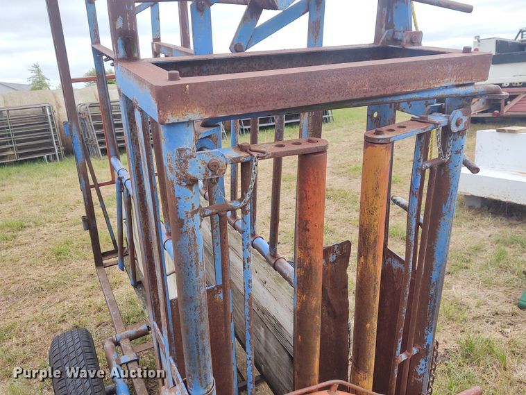 image for item EQ9435 Livestock squeeze chute