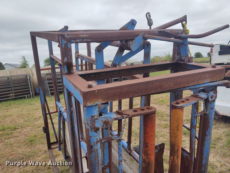 image for item EQ9435 Livestock squeeze chute