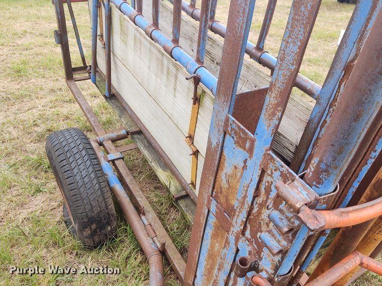 image for item EQ9435 Livestock squeeze chute