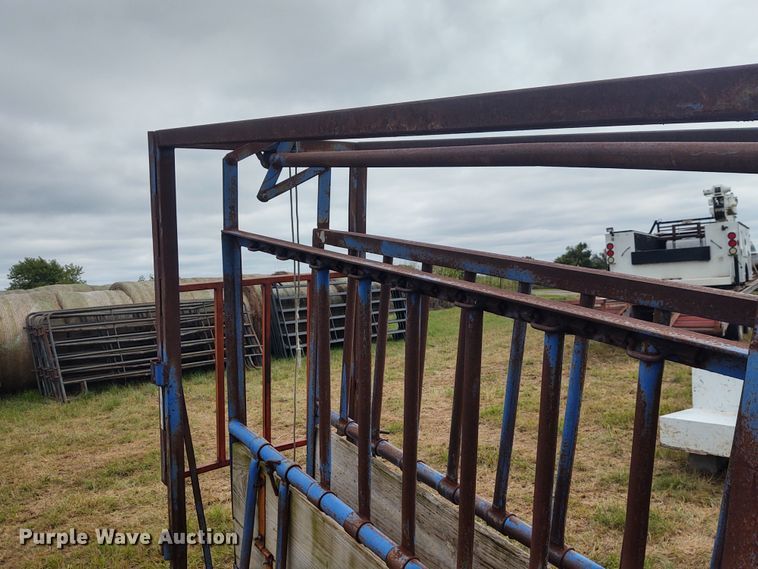 image for item EQ9435 Livestock squeeze chute